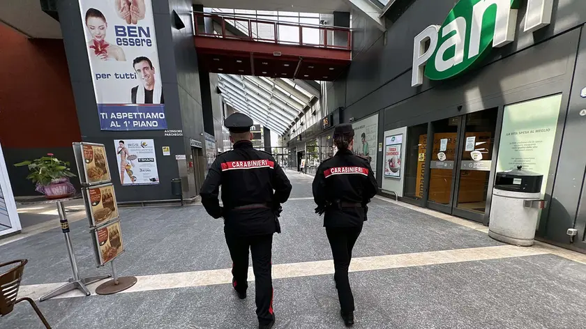 Controlli delle forze dell'ordine in galleria San Carlo