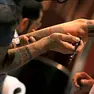 Violenta le clienti durante il tatuaggio: trentenne a processo