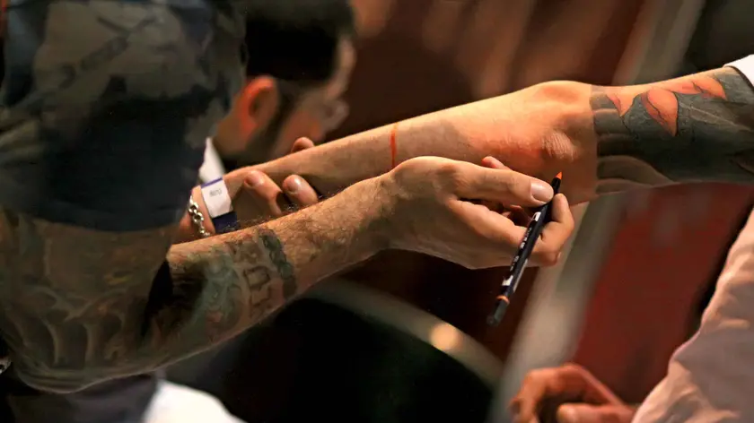 Violenta le clienti durante il tatuaggio: trentenne a processo