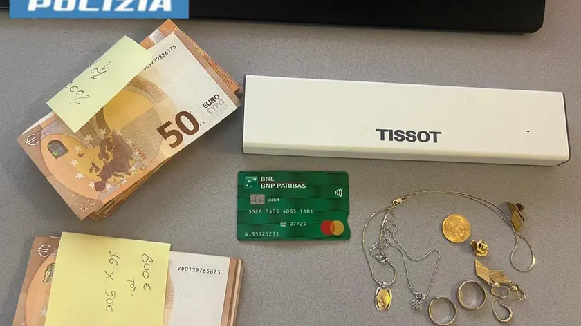 Soldi, orologio, ori e bancomat che il truffatore si era fatto consegnare