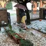 A Rubano un residente spazza la grandine dal vialetto dopo il maltempo