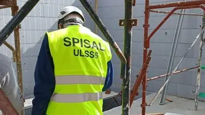 Un tecnico dello Spisal durante un sopralluogo per un incidente sul lavoro (foto di archivio)