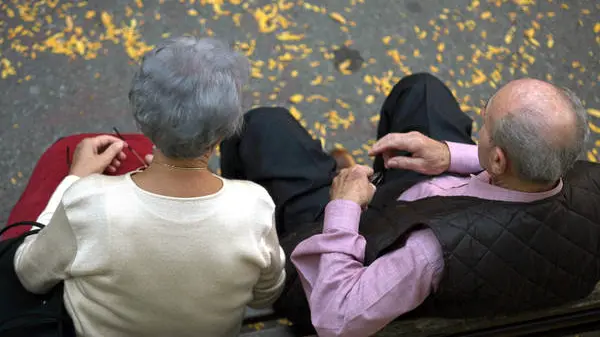 Una coppia di pensionati in un parco in una foto d'archivio