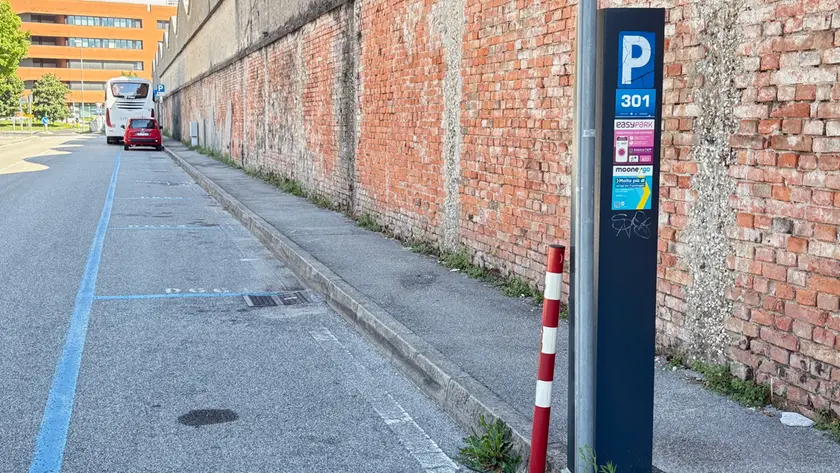 Padova, multa nonostante il parcometro guasto: la protesta di un automobilista