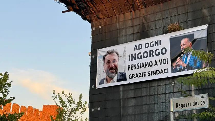 Gli striscioni apparsi nella notte