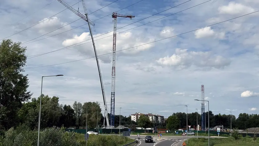 L'enorme gru montata a San Lazzaro