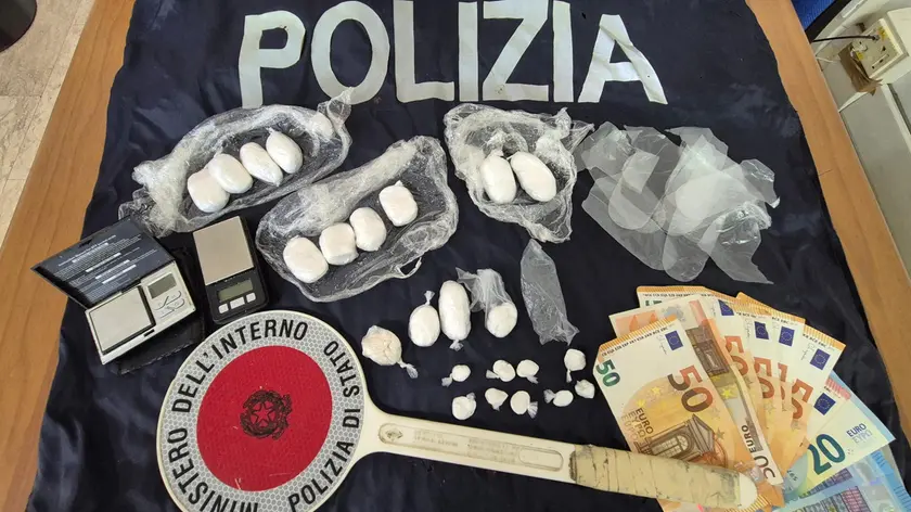 Le dosi e i soldi sequestrati