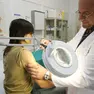 Un medico di famiglia in ambulatorio