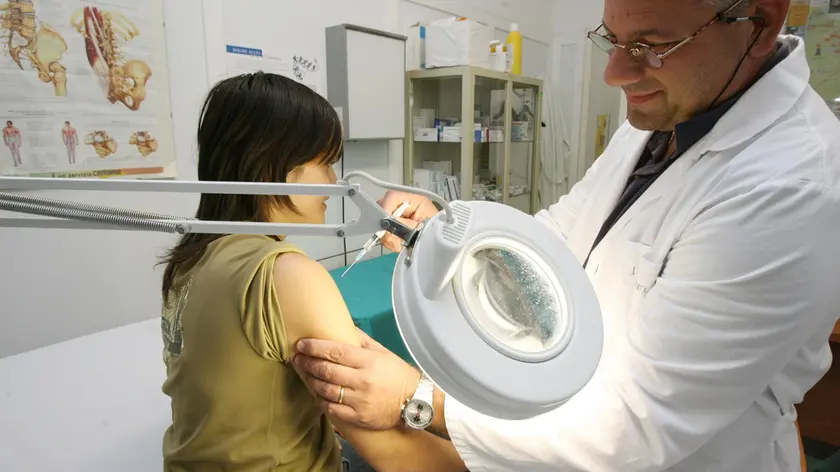 Un medico di famiglia in ambulatorio