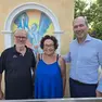 Fiorello e Nadia con il sindaco davanti al capitello