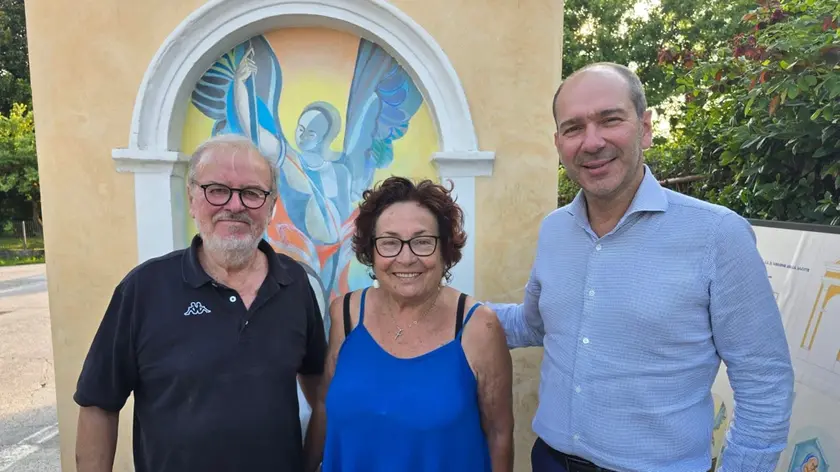 Fiorello e Nadia con il sindaco davanti al capitello