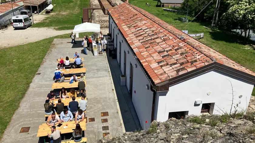 Un momento conviviale negli spazi della Golena San Massimo