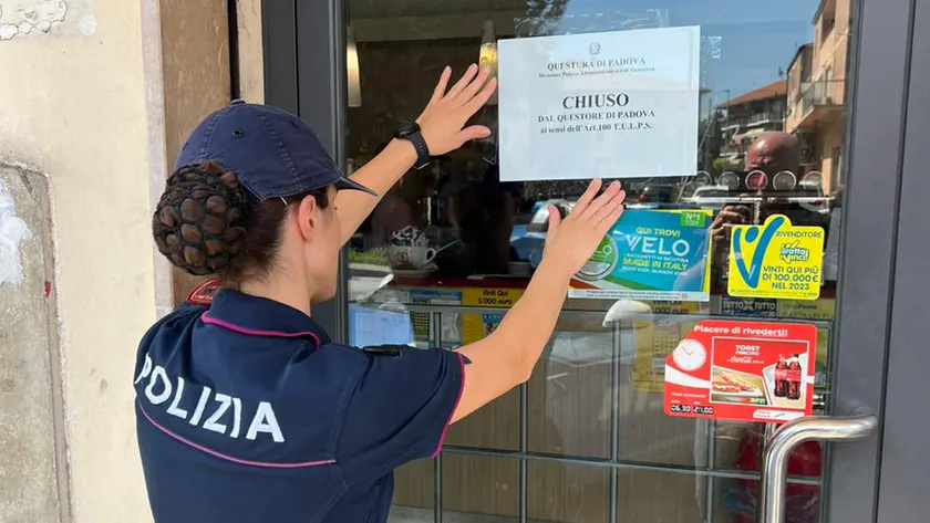 La chiusura del bar da parte della Questura