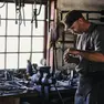 Un artigiano al lavoro