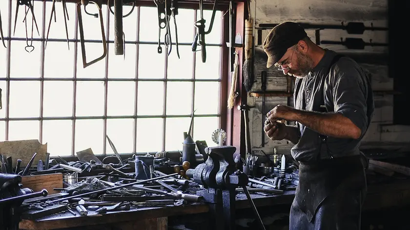 Un artigiano al lavoro