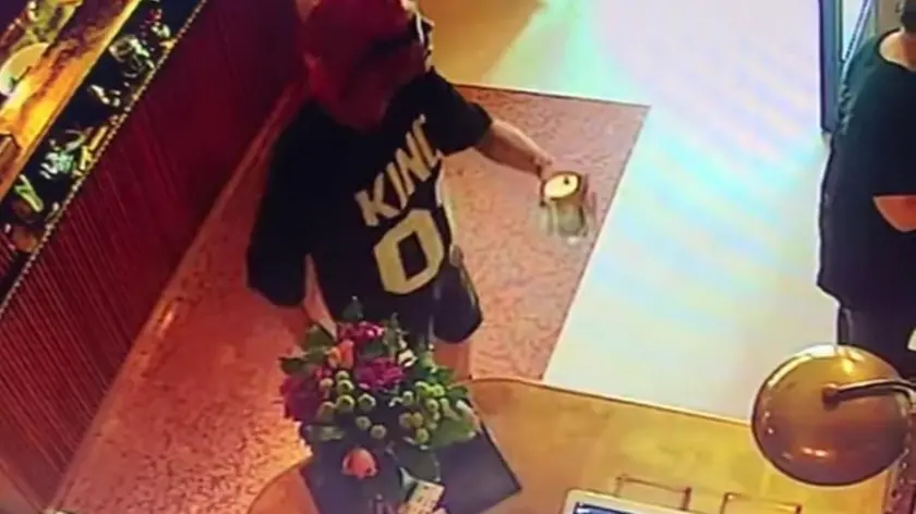 L’immagine del ladro che ruba le mance al bar Caffeine di via Roma