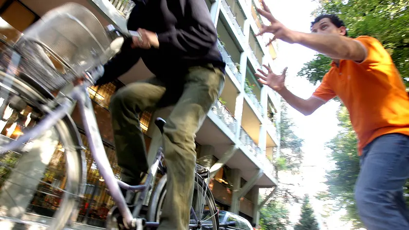 Un furto di bicicletta in una foto d'archivio
