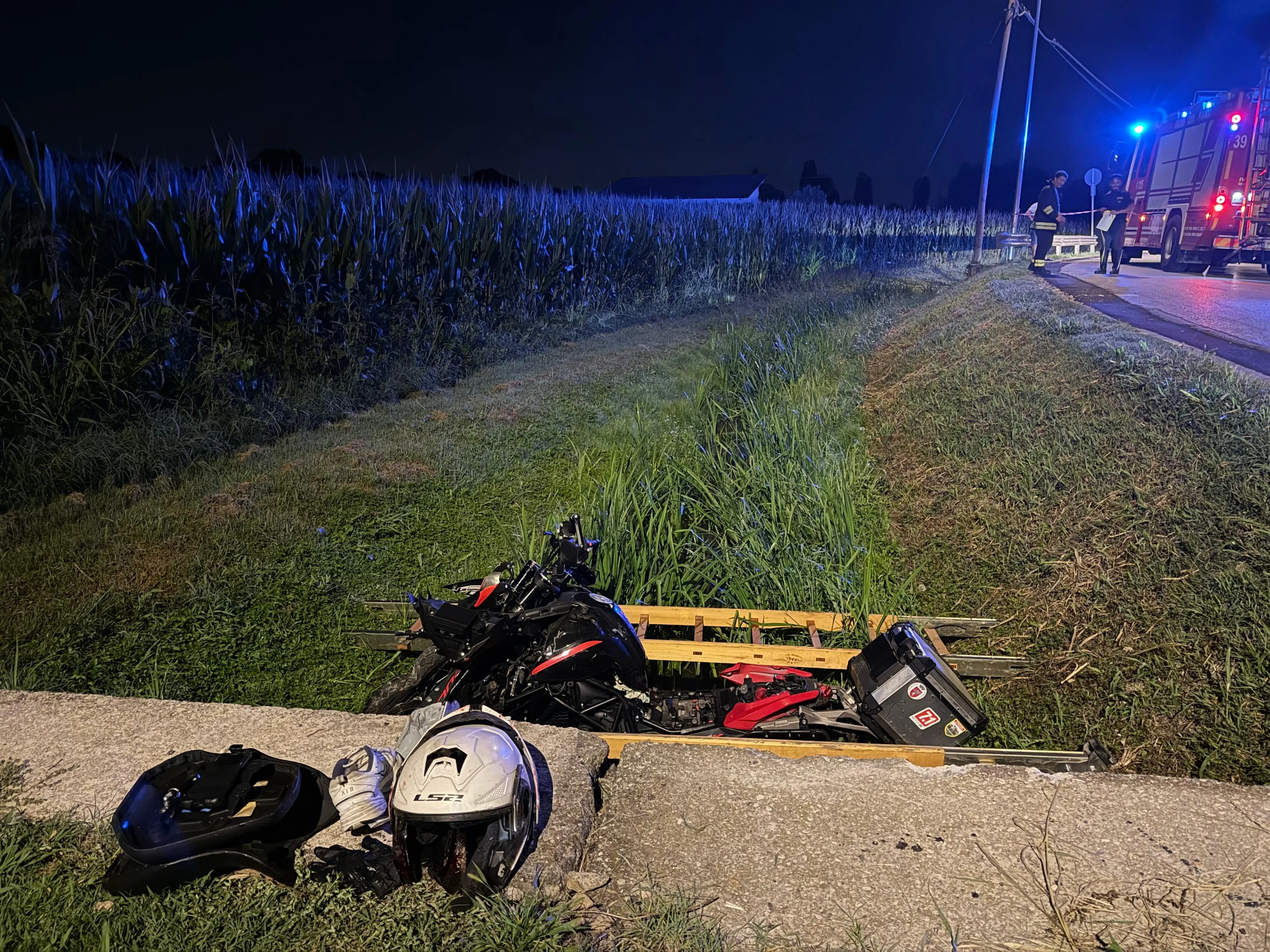 La moto e il casco di Brugnaro (foto Piran)