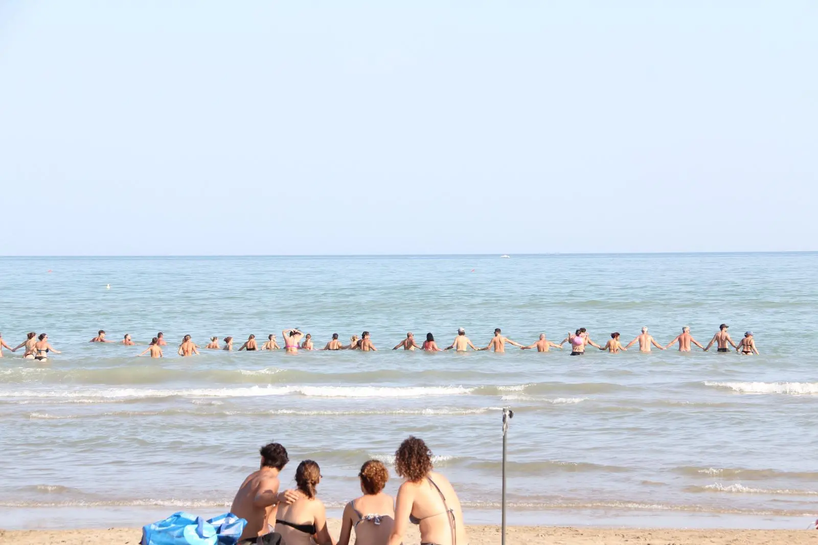 La catena umana per trovare il bambino (foto Bortoluzzi)