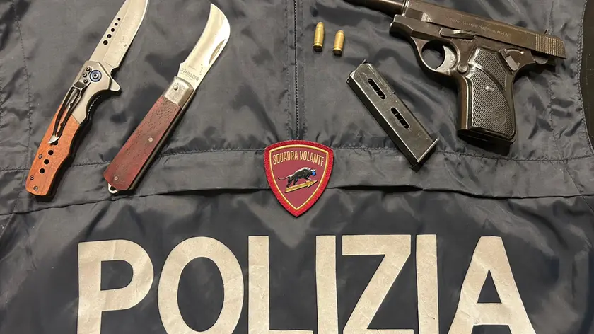 Pistola e coltelli trovati al cinese