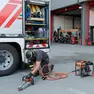 Vengono controllati gli strumenti pneumatici con cui vengono aperte le lamiere delle auto dopo gli incidenti
