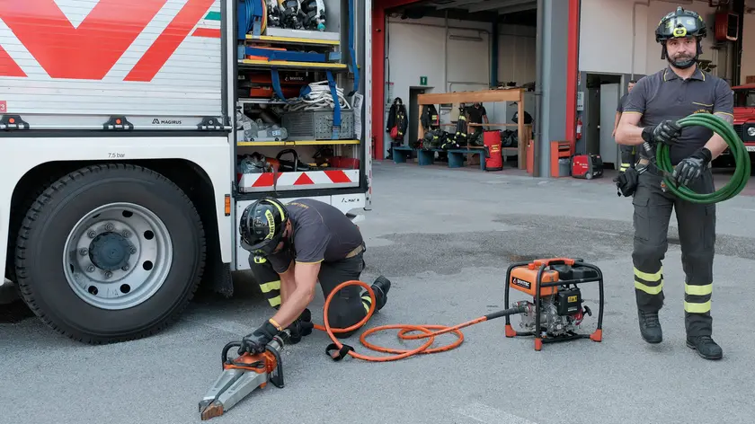 Vengono controllati gli strumenti pneumatici con cui vengono aperte le lamiere delle auto dopo gli incidenti