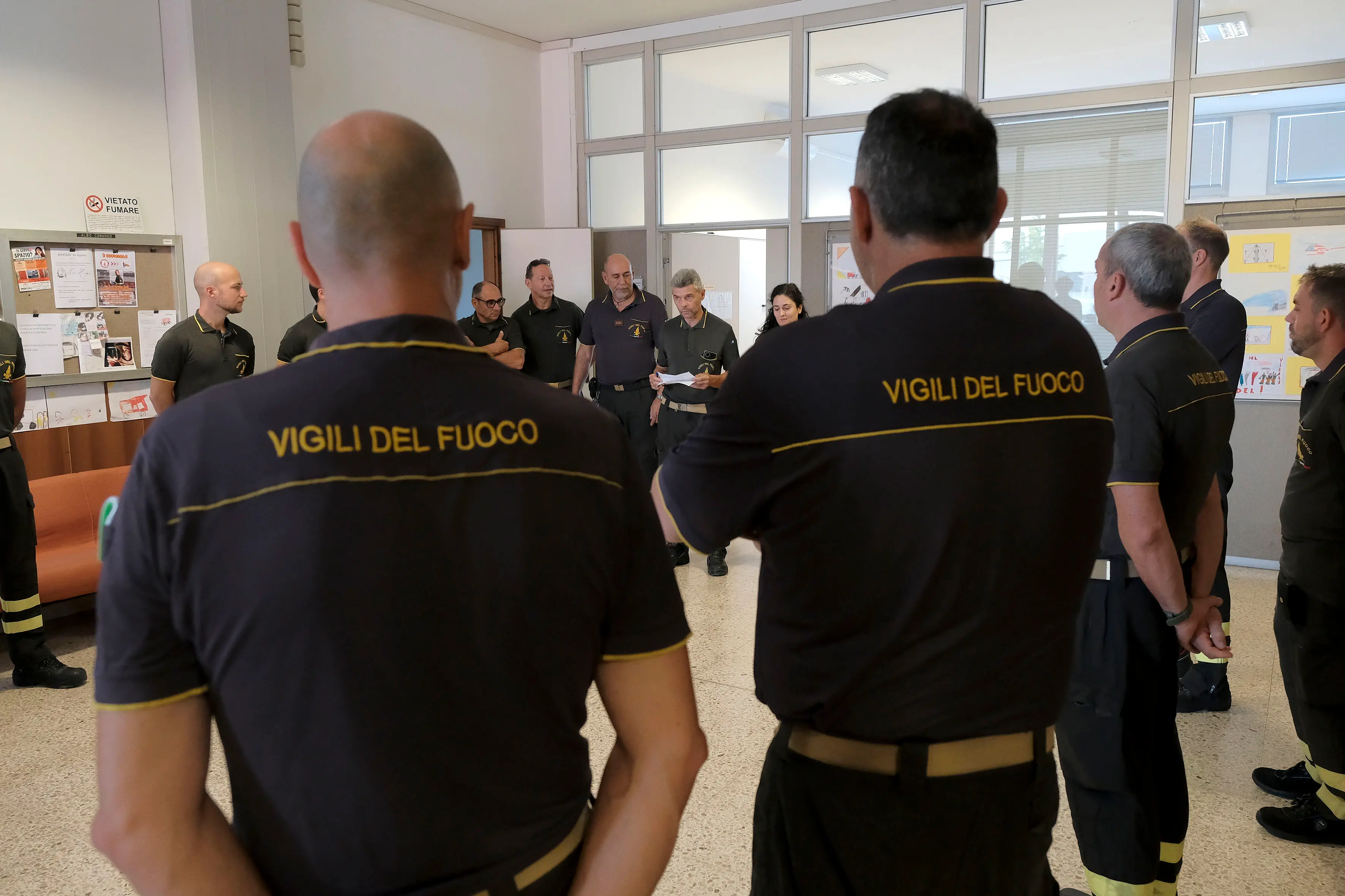 Ogni cambio turno, scatta l’adunata con la conta dei presenti e l’assegnazione degli incarichi
