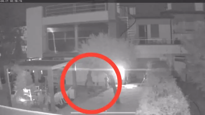 Il ladro immortalato dalla videosorveglianza nell’abitazione di via Fasolo