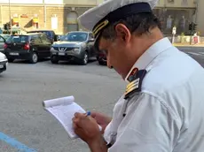 Un vigile compila il verbale