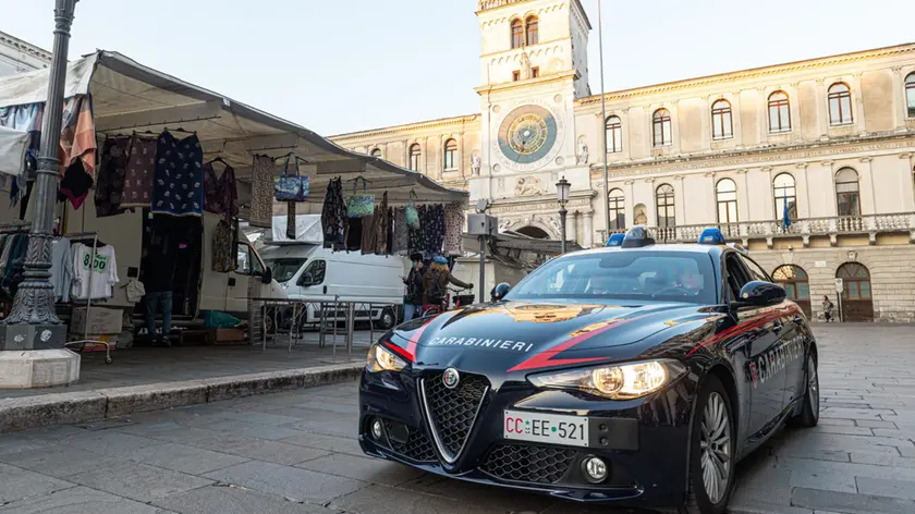 Una pattuglia di carabinieri in centro