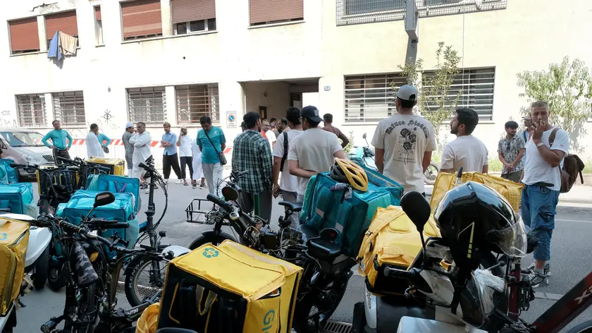 I rider davanti al centro islamico di via Jacopo da Montagnana prima dell'inizio del funerale (Foto Nicola Fossella/Agenzia Bianchi)