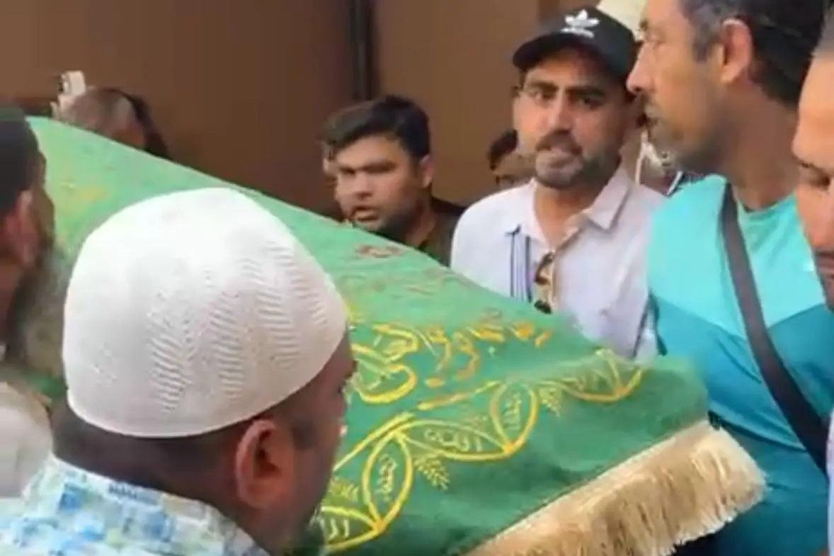 La bara durante la funzione religiosa al centro islamico dell'Arcella