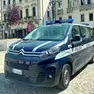 Un mezzo della Polizia locale in centro a Este