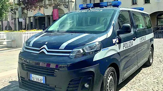 Un mezzo della Polizia locale in centro a Este