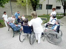 Operatori in una casa di riposo