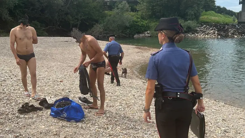 I controlli delle forze dell’ordine sulla spiaggetta della morte a Campo San Martino