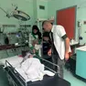 Il personale sanitario con la piccola Seela e la mamma