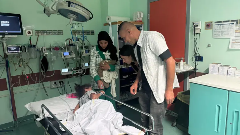 Il personale sanitario con la piccola Seela e la mamma