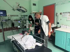 Il personale sanitario con la piccola Seela e la mamma