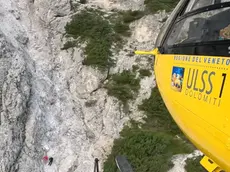 Le operazioni di recupero della donna con l'elicottero del Suem 118