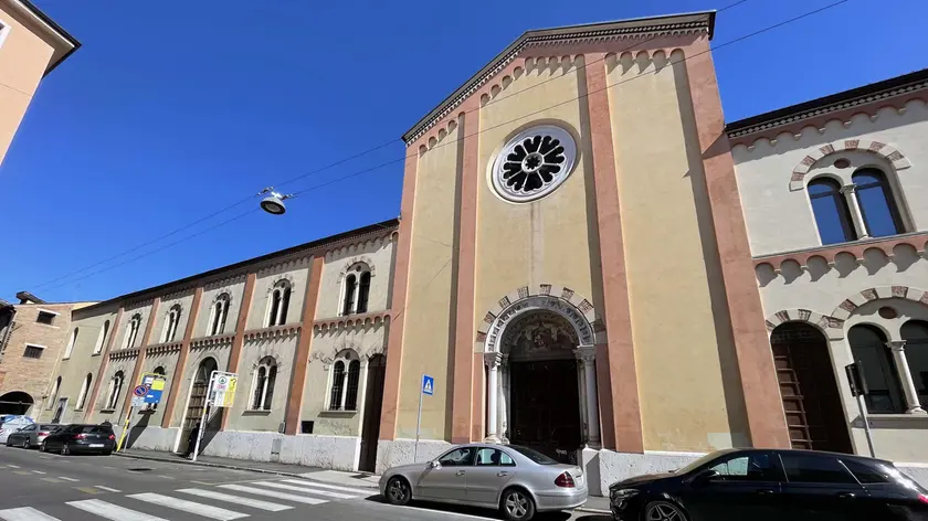 La chiesa di via Beato Pellegrino: c'è l'ok alla vendita