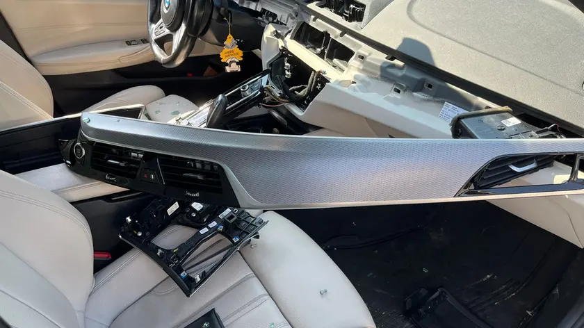 Un'altra auto smontata