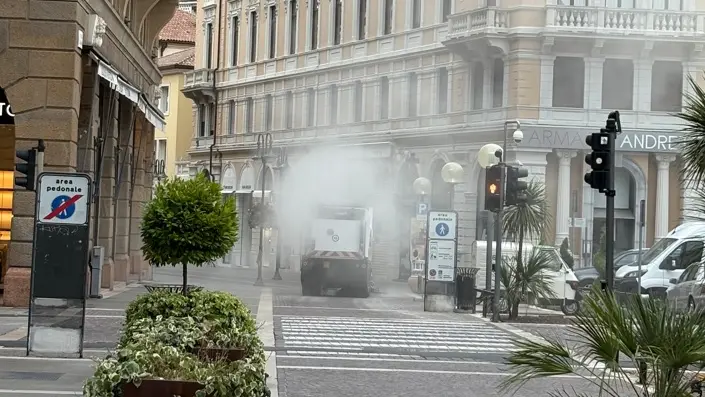 Il furgonicino in azione in centro