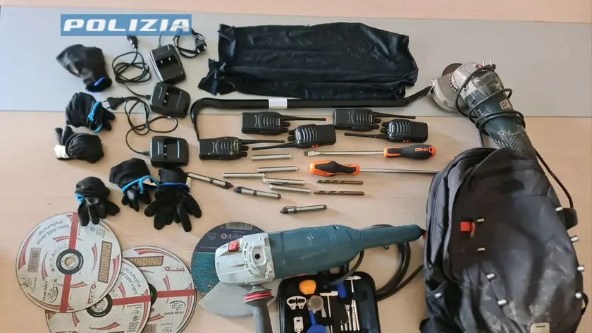 Padova, blitz della Squadra Mobile: fermati tre rapinatori albanesi con piede di porco e refurtiva