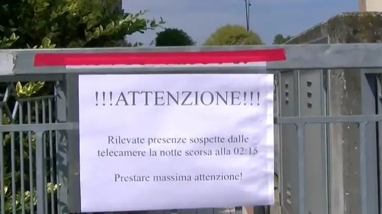 Gli avvisi appesi dai residenti contro i ladri