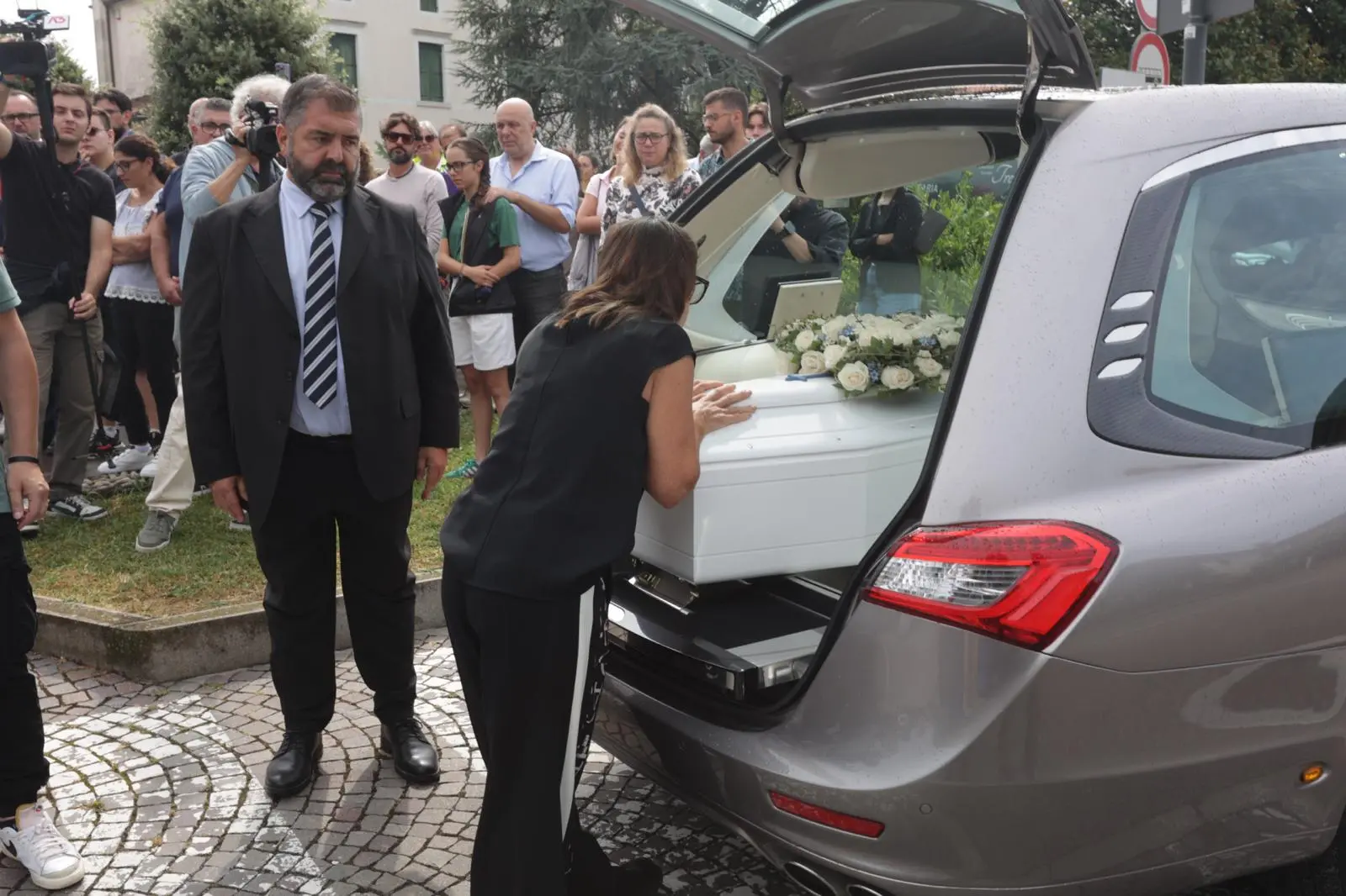 A Roncade è il giorno dell’ultimo saluto a Carlo Panizzo. A centinaia mercoledì mattina, 20 agosto, si sono radunati di fronte al sagrato della chiesa di Roncade in attesa del feretro. Decine di palloncini bianchi sono stati lanciati verso il cielo. Commosso anche il messaggio delle maestre della scuola di San Cipriano. “Hai frequentato la nostra scuola per 3 anni con entusiasmo curiosità e voglia di imparare. La tua gioia era contagiosa”.