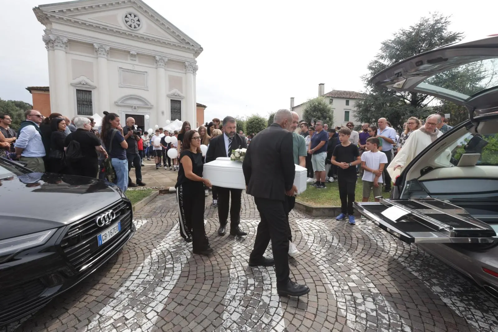 A Roncade è il giorno dell’ultimo saluto a Carlo Panizzo. A centinaia mercoledì mattina, 20 agosto, si sono radunati di fronte al sagrato della chiesa di Roncade in attesa del feretro. Decine di palloncini bianchi sono stati lanciati verso il cielo. Commosso anche il messaggio delle maestre della scuola di San Cipriano. “Hai frequentato la nostra scuola per 3 anni con entusiasmo curiosità e voglia di imparare. La tua gioia era contagiosa”.