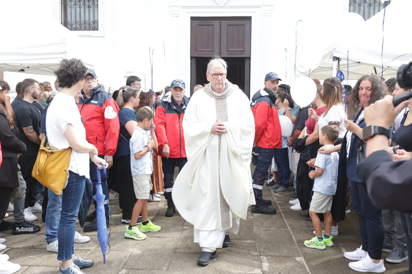 A Roncade è il giorno dell’ultimo saluto a Carlo Panizzo. A centinaia mercoledì mattina, 20 agosto, si sono radunati di fronte al sagrato della chiesa di Roncade in attesa del feretro. Decine di palloncini bianchi sono stati lanciati verso il cielo. Commosso anche il messaggio delle maestre della scuola di San Cipriano. “Hai frequentato la nostra scuola per 3 anni con entusiasmo curiosità e voglia di imparare. La tua gioia era contagiosa”.