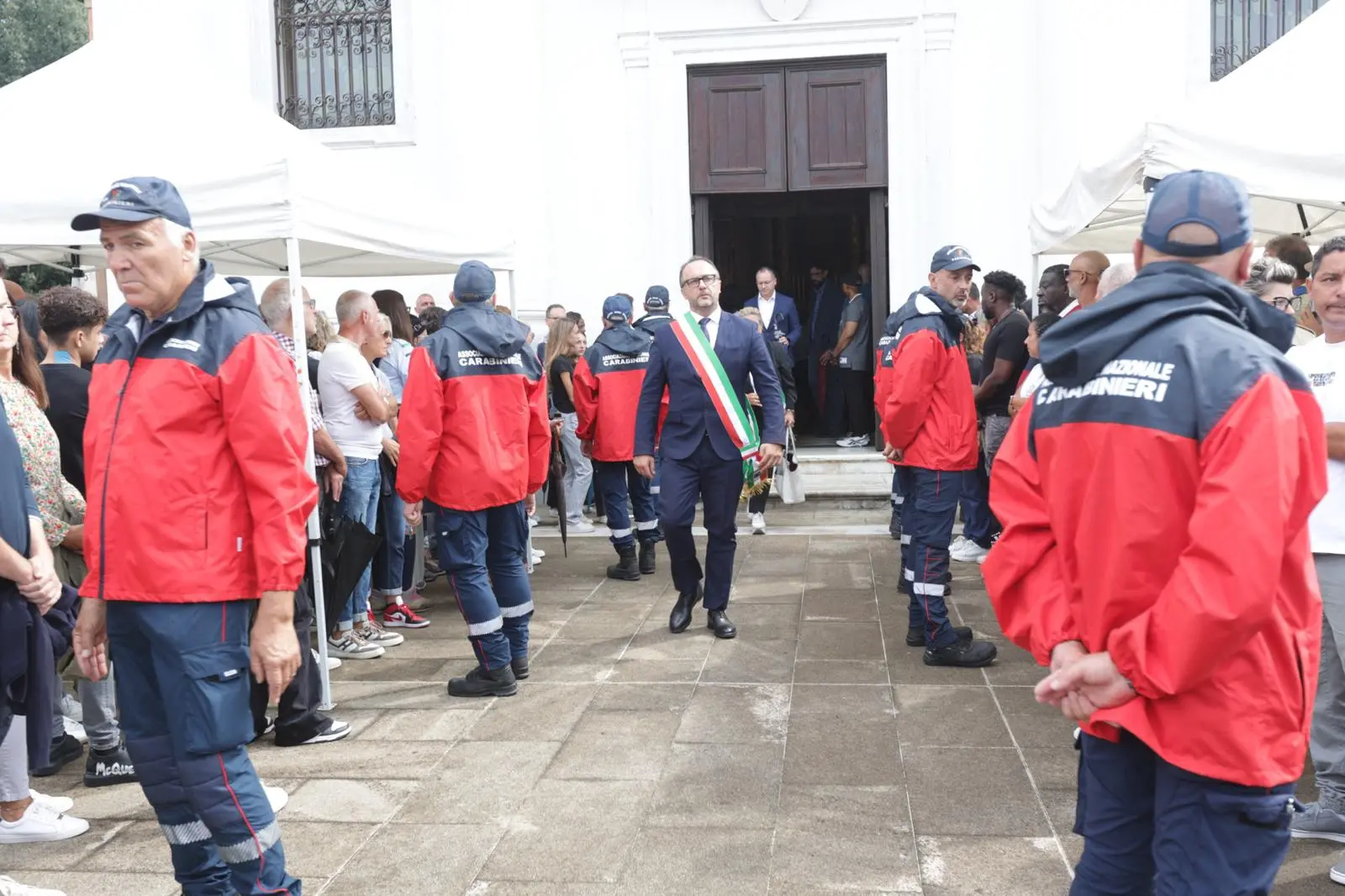 A Roncade è il giorno dell’ultimo saluto a Carlo Panizzo. A centinaia mercoledì mattina, 20 agosto, si sono radunati di fronte al sagrato della chiesa di Roncade in attesa del feretro. Decine di palloncini bianchi sono stati lanciati verso il cielo. Commosso anche il messaggio delle maestre della scuola di San Cipriano. “Hai frequentato la nostra scuola per 3 anni con entusiasmo curiosità e voglia di imparare. La tua gioia era contagiosa”.