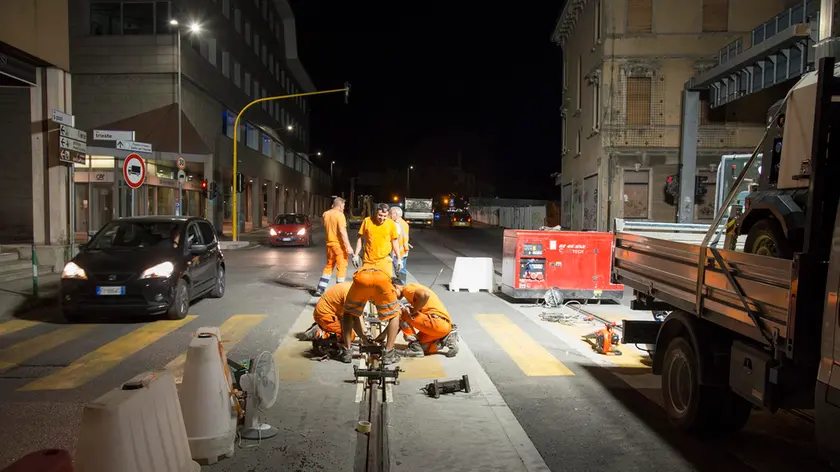Cantiere di notte per la posa della rotaia del tram in via Trieste a Padova